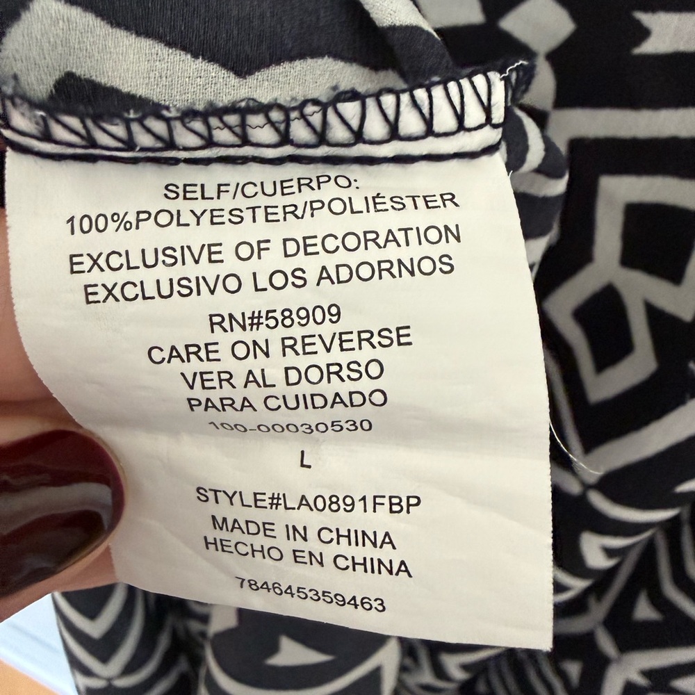 Gibson Latimer Black and White Geometric Blouse - Picture 7 of 7